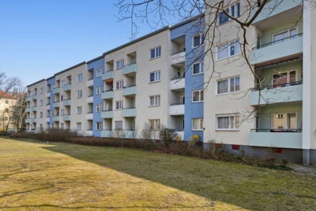Renovation Opportunity: Bright 3-Room Apartment with Balcony & Parking near Schloss Charlottenburg