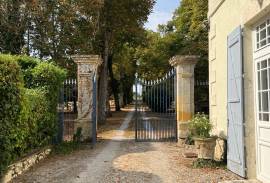 Demeure bourgeoise du XViiieme avec ses dependances sur 5 Hectares de parc arbore