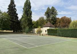 Demeure bourgeoise du XViiieme avec ses dependances sur 5 Hectares de parc arbore