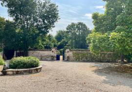 Demeure bourgeoise du XViiieme avec ses dependances sur 5 Hectares de parc arbore