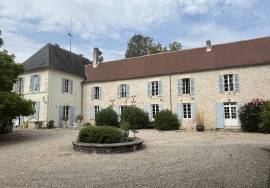 Demeure bourgeoise du XViiieme avec ses dependances sur 5 Hectares de parc arbore
