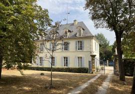 Demeure bourgeoise du XViiieme avec ses dependances sur 5 Hectares de parc arbore