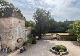 Demeure bourgeoise du XViiieme avec ses dependances sur 5 Hectares de parc arbore