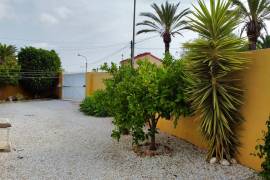 WONDERFUL VILLA ON A LARGE CORNER PLOT IN THE CENTRE OF CIUDAD QUESADA