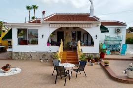 WONDERFUL VILLA ON A LARGE CORNER PLOT IN THE CENTRE OF CIUDAD QUESADA