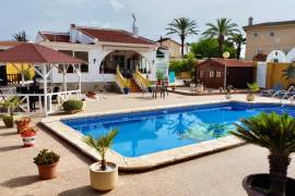 WONDERFUL VILLA ON A LARGE CORNER PLOT IN THE CENTRE OF CIUDAD QUESADA