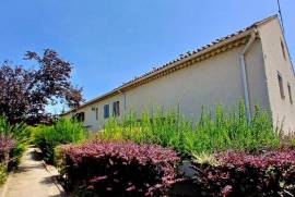 Pleasant First-Floor Apartment Within A Residential Complex With 2 Bedrooms, Large Mezzanine, Terrace And Garage Near The Canal Du Midi