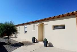 Superb Single-Storey Villa With 5 Bedrooms, Large Terrace And Garage With Workshop On A Pleasant 900 M2 Plot With Swimming Pool. Superb Single-Storey Villa With 5 Bedrooms, Large Terrace And Garage With Workshop On A Pleasant 900 M2 Plot With Swimming Pool.