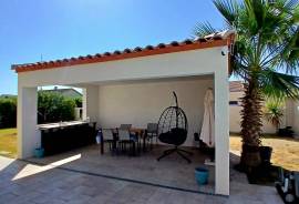 Superb Single-Storey Villa With 5 Bedrooms, Large Terrace And Garage With Workshop On A Pleasant 900 M2 Plot With Swimming Pool. Superb Single-Storey Villa With 5 Bedrooms, Large Terrace And Garage With Workshop On A Pleasant 900 M2 Plot With Swimming Pool.