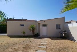Superb Single-Storey Villa With 5 Bedrooms, Large Terrace And Garage With Workshop On A Pleasant 900 M2 Plot With Swimming Pool. Superb Single-Storey Villa With 5 Bedrooms, Large Terrace And Garage With Workshop On A Pleasant 900 M2 Plot With Swimming Pool.
