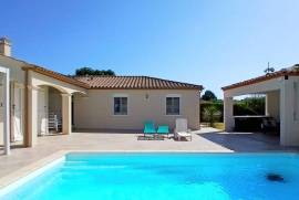 Superb Single-Storey Villa With 5 Bedrooms, Large Terrace And Garage With Workshop On A Pleasant 900 M2 Plot With Swimming Pool.