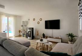 Superb Single-Storey Villa With 5 Bedrooms, Large Terrace And Garage With Workshop On A Pleasant 900 M2 Plot With Swimming Pool. Superb Single-Storey Villa With 5 Bedrooms, Large Terrace And Garage With Workshop On A Pleasant 900 M2 Plot With Swimming Pool.