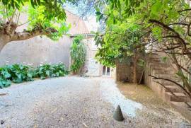 4 room, 140m2 Village house for sale in Lezignan la cebe - 270 000 € *
