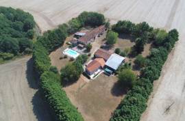 Isolated Character Home with Two Independent Gites, 5 Acres and Stunning Pool. - €421,000