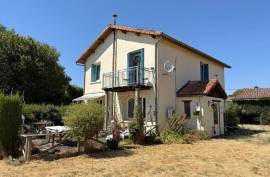 Peaceful Country Home with 4 Bedrooms, Views, Barn and Pool - €134400