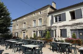 Character Home with Guest Suites and Commercial Possibilities On One Acre - €220,000