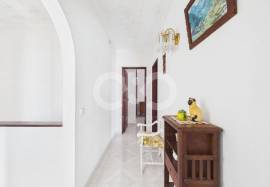 Charming Traditional 4-Bedroom Villa in Espiche – Lagos