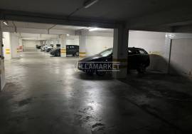 Covered parking with 15 m2 located on Rua do Mocimento das Forças Armadas in the epicenter of Albufeira Covered parking with 15 m2 located on Rua do Mocimento das Forças Armadas in the epicenter of Albufeira