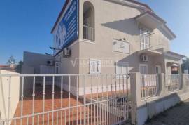 Urban banking building consisting of 2 floors located in a consolidated residential area in Brejos de Azeitão