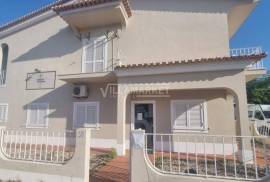 Urban banking building consisting of 2 floors located in a consolidated residential area in Brejos de Azeitão Urban banking building consisting of 2 floors located in a consolidated residential area in Brejos de Azeitão