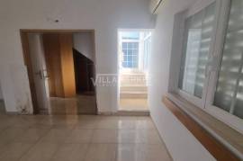 Urban banking building consisting of 2 floors located in a consolidated residential area in Brejos de Azeitão Urban banking building consisting of 2 floors located in a consolidated residential area in Brejos de Azeitão