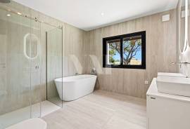 Contemporary 4 Bedroom Villa with Infinity Pool, Vilamoura Contemporary 4 Bedroom Villa with Infinity Pool, Vilamoura