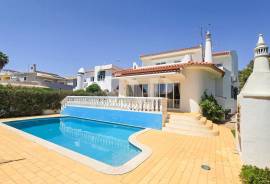 3 Bedroom Villa with Pool 50 Meters from the Golf Course, Vilamoura