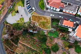 Land with Approved Project in the Heart of Campanário