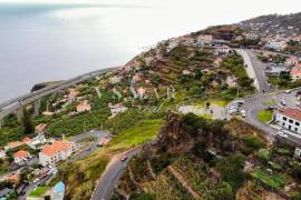 Land with Approved Project in the Heart of Campanário