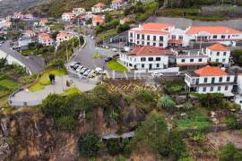 Land with Approved Project in the Heart of Campanário