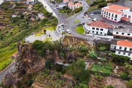 Land with Approved Project in the Heart of Campanário