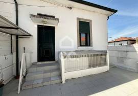 2 bedroom villa for rent with outdoor space next to the Salgueiros Metro 2 bedroom villa for rent with outdoor space next to the Salgueiros Metro