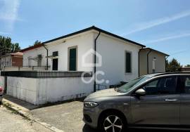 2 bedroom villa for rent with outdoor space next to the Salgueiros Metro