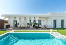 Tavira – Modern country 3+1 bedroom villa with large plot, pool and sea views