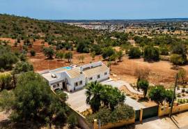 Tunes – Charming 4-bedroom Villa with infinity pool and privacy