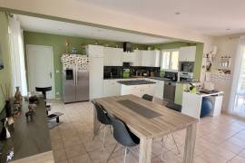 A Spacious House Offering 190 M2 Of Living Space On 1003 M2 Of Land, With Lovely Views And A Superb Landscaped Garden. A Spacious House Offering 190 M2 Of Living Space On 1003 M2 Of Land, With Lovely Views And A Superb Landscaped Garden.