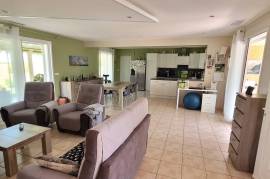 A Spacious House Offering 190 M2 Of Living Space On 1003 M2 Of Land, With Lovely Views And A Superb Landscaped Garden. A Spacious House Offering 190 M2 Of Living Space On 1003 M2 Of Land, With Lovely Views And A Superb Landscaped Garden.