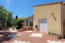A Spacious House Offering 190 M2 Of Living Space On 1003 M2 Of Land, With Lovely Views And A Superb Landscaped Garden. A Spacious House Offering 190 M2 Of Living Space On 1003 M2 Of Land, With Lovely Views And A Superb Landscaped Garden.