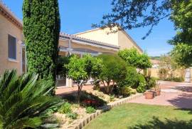 A Spacious House Offering 190 M2 Of Living Space On 1003 M2 Of Land, With Lovely Views And A Superb Landscaped Garden.