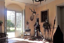 Stunning Domaine On The Canal Du Midi With Chateau, Cottages And Annexes On A Plot Of 5.63 Ha.