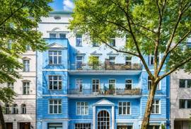 5 min KaDeWe: Upscale 5-room family home with sauna and balcony