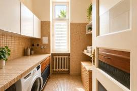 5 min KaDeWe: Upscale 5-room family home with sauna and balcony