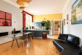 5 min KaDeWe: Upscale 5-room family home with sauna and balcony