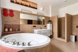 5 min KaDeWe: Upscale 5-room family home with sauna and balcony