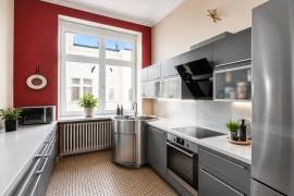 5 min KaDeWe: Upscale 5-room family home with sauna and balcony