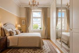5 min KaDeWe: Upscale 5-room family home with sauna and balcony