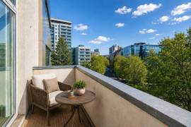 5 min KaDeWe: Upscale 5-room family home with sauna and balcony