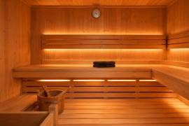 5 min KaDeWe: Upscale 5-room family home with sauna and balcony