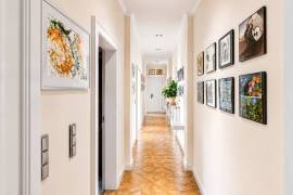 5 min KaDeWe: Upscale 5-room family home with sauna and balcony