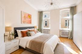 5 min KaDeWe: Upscale 5-room family home with sauna and balcony